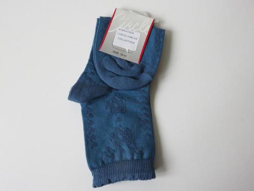 de Bijenkorf Blauwe sokken met bloemen in reliëf maat 39-42, Kleding | Dames, Sokken en Kousen, Nieuw, Sokken en Kniesokken, Maat 39 t/m 42