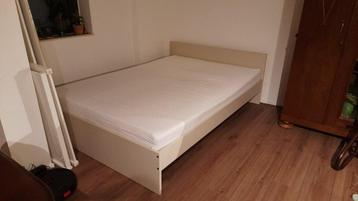 Ikea bedframe met matras (Vihals) - afbeelding 1 Ikea bedframe met matras (Vihals) - afbeelding 1