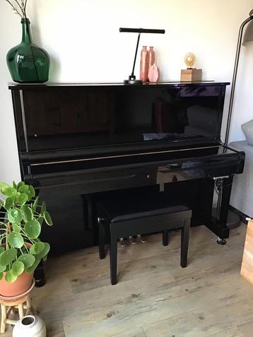 Yamaha U1 piano, zwart hoogglans met silent systeem.