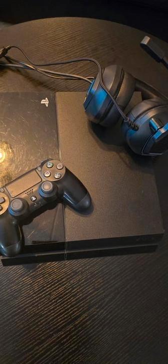 Playstation 4 met controller, koptelefoon en 4 spellen