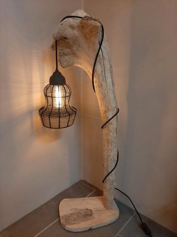 Staande vloerlamp of tafellamp van drijfhout 