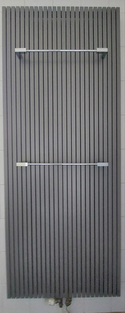 Design badkamerradiator Vasco grijs metallic - T.e.a.b., Doe-het-zelf en Verbouw, Verwarming en Radiatoren, Zo goed als nieuw