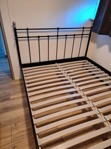 IKEA SVELVIK Bedframe 180x200 + Lattenbodem - afbeelding 1 IKEA SVELVIK Bedframe 180x200 + Lattenbodem - afbeelding 1