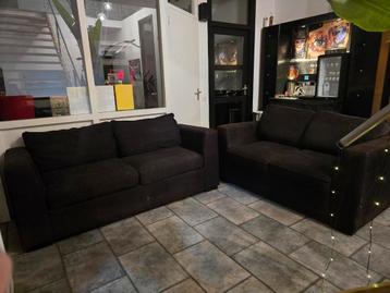 Twee kleine zwarte banken