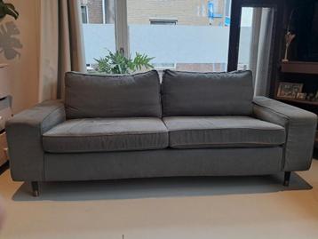 GrijzeIkea Kivik bank met custom bekleding messing pootjes - afbeelding 2 GrijzeIkea Kivik bank met custom bekleding messing pootjes - afbeelding 2