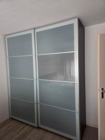 Ruime kledingkast met schuifdeuren - afbeelding 1 Ruime kledingkast met schuifdeuren - afbeelding 1