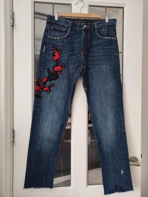 Zara jeans met borduurwerk maat M, Kleding | Dames, Spijkerbroeken en Jeans, Zo goed als nieuw, W30 - W32 (confectie 38/40), Blauw