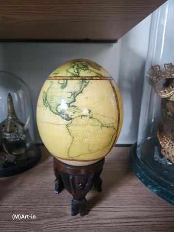 Oud/antiek beschilderd struisvogel ei als wereldbol 