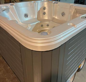 Zeer nette jacuzzi +NIEUWE PC & DISPLAY werkend te zien 