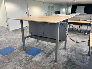 SET - 3 x Kinnarps Zit-sta Duo bureau, 1500 euro/set,32 sets - afbeelding 6 SET - 3 x Kinnarps Zit-sta Duo bureau, 1500 euro/set,32 sets - afbeelding 6