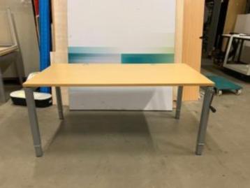 Bureau met slinger 160x80xH65-85 cm, 92 stuks - afbeelding 1 Bureau met slinger 160x80xH65-85 cm, 92 stuks - afbeelding 1