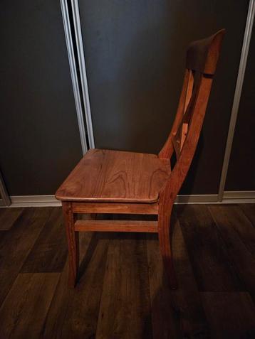2 houten (eetkamer) stoelen