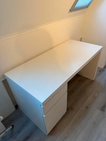 IKEA MALM Bureau - wit (140x65 cm) - €35 - afbeelding 2 IKEA MALM Bureau - wit (140x65 cm) - €35 - afbeelding 2
