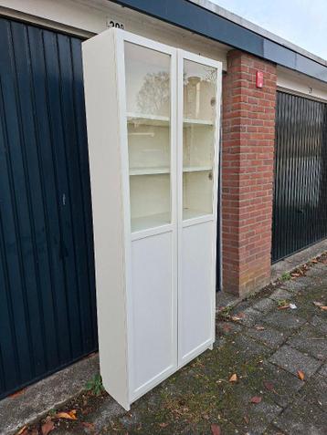 1 witte IKEA Billy boekenkast/legkast met 2 deuren en ramen - afbeelding 2 1 witte IKEA Billy boekenkast/legkast met 2 deuren en ramen - afbeelding 2