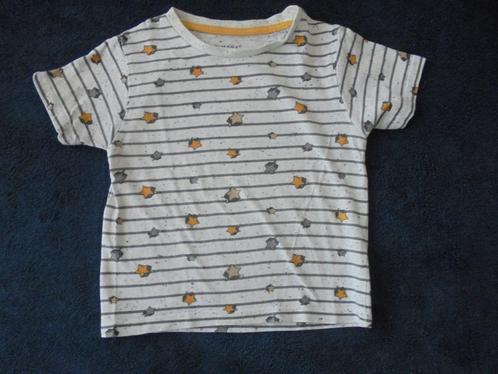 K146 Wit sterren shirtje Primark maat 86, Kinderen en Baby's, Babykleding | Maat 86, Gebruikt, Jongetje, Shirtje of Longsleeve