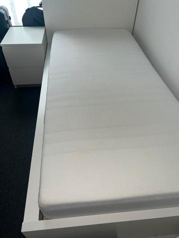 Ikea MALM bedframe + LONSET lattenbodem + matras + nachtkast - afbeelding 1