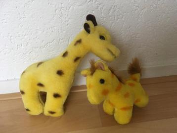2 giraffe knuffels