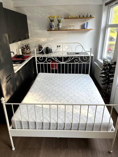 Wit metalen 2 persoonsbed (Ikea), Huis en Inrichting, Slaapkamer | Bedden, Zo goed als nieuw, Tweepersoons, 160 cm, 200 cm, Metaal
