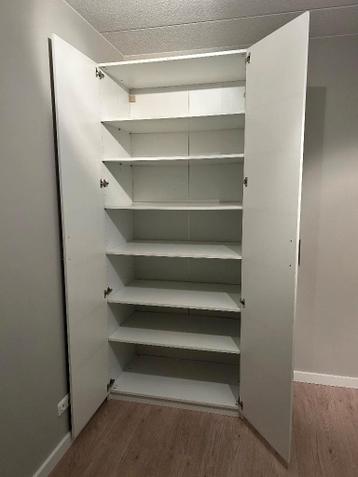 Twee nette Ikea pax kasten wit (100 x 60 x 235 cm) - afbeelding 6 Twee nette Ikea pax kasten wit (100 x 60 x 235 cm) - afbeelding 6