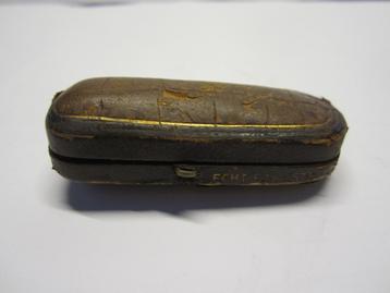Antiek mondstuk /sigarettenpijp uit barnsteen in antiek lere