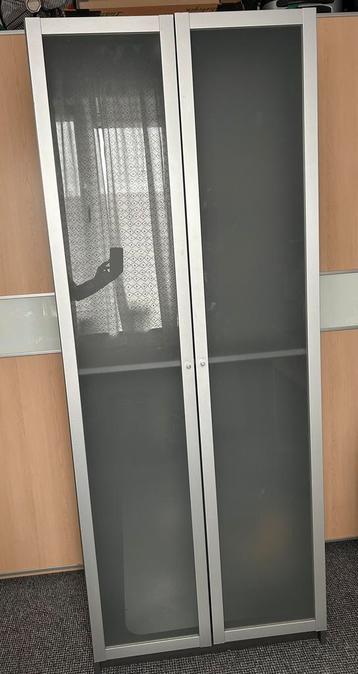 Grijze Billy kast IKEA met lamp - afbeelding 1 Grijze Billy kast IKEA met lamp - afbeelding 1