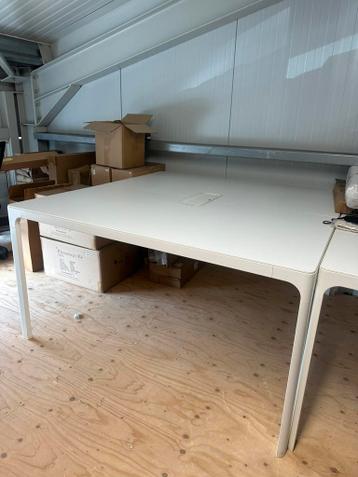 2x Dubbel bureau van ikea BEKANT met stekkerdoos houder - afbeelding 1 2x Dubbel bureau van ikea BEKANT met stekkerdoos houder - afbeelding 1