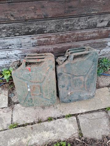 Oude Jerrycans. Ik heb er 3 eentje uit 1945 