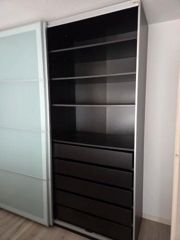 Ruime kledingkast met schuifdeuren - afbeelding 2 Ruime kledingkast met schuifdeuren - afbeelding 2