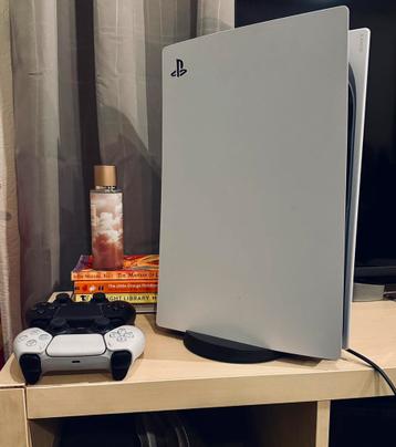 PS5 + 2 controllers