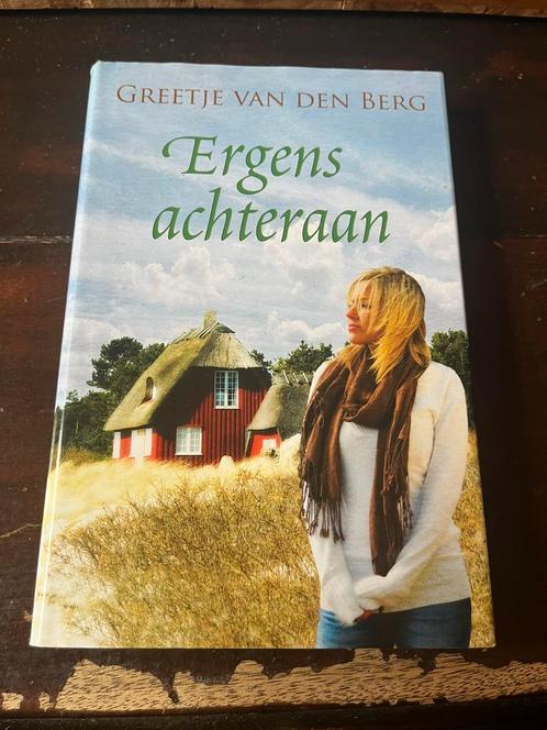 Greetje van den Berg - Ergens achteraan, Boeken, Streekboeken en Streekromans, Gelezen, Ophalen of Verzenden