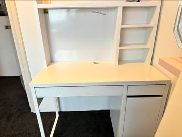 Bureau ikea met white bord 