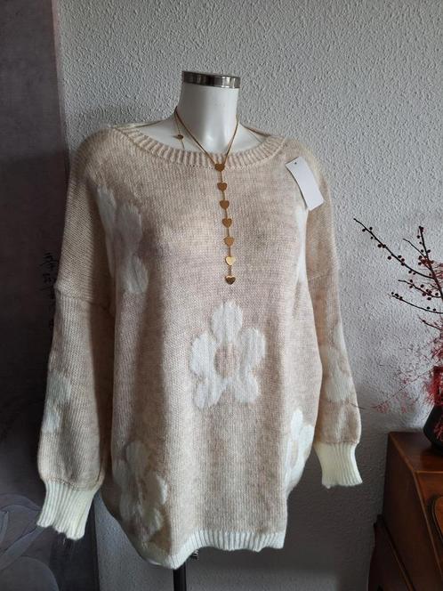 Nieuwe trui 1 maat 38 t/m 46 beige met witte bloemen, Kleding | Dames, Truien en Vesten, Nieuw, Maat 38/40 (M), Beige, Ophalen of Verzenden