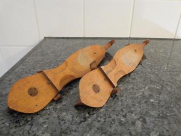 1 paar antiek houten schaatsen