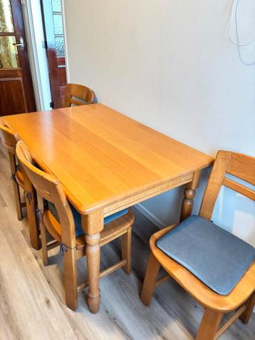 Tafel met 4 stoelen