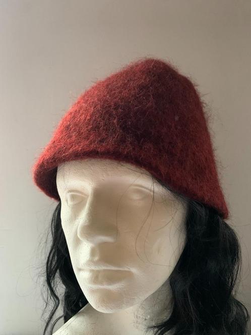 Donker rode vintage cloche hoed, Kleding | Dames, Hoeden en Petten, Zo goed als nieuw, Hoed, Ophalen of Verzenden