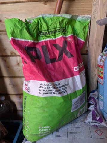 Geopende zak mnicol PLX tegellijm