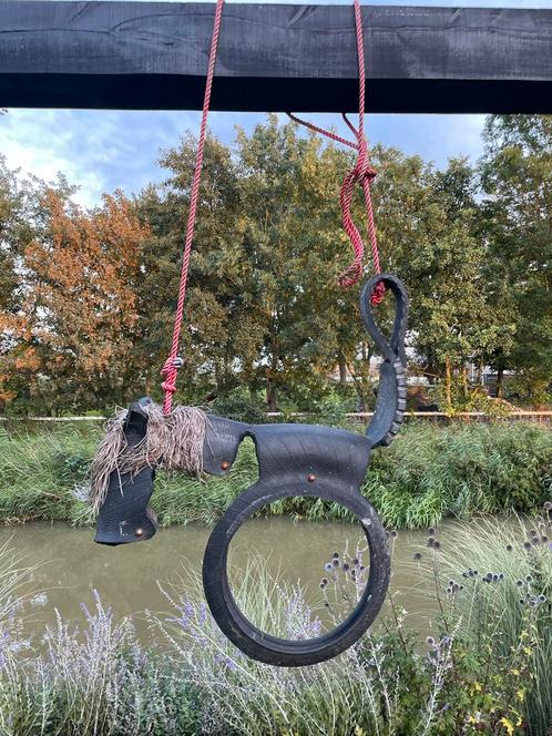 Paarden schommel van buitenband, Kinderen en Baby's, Speelgoed | Buiten | Speeltoestellen, Zo goed als nieuw, Ophalen of Verzenden