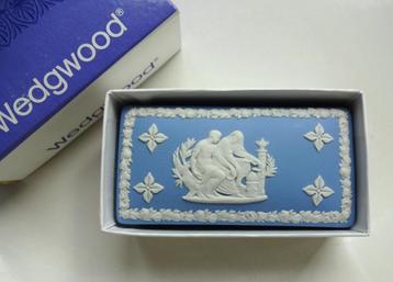Wedgwood blauwwit Jasperware dekseldoosje in doos: 1974