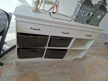 Dressoir met lades en manden