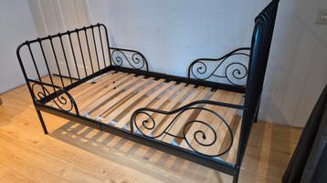 Meegroei zwart metalen bedframe Ikea - afbeelding 1 Meegroei zwart metalen bedframe Ikea - afbeelding 1