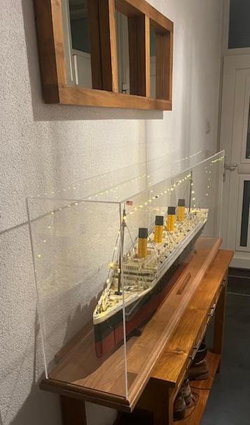 Showcase display stolp  Lego titanic plexiglas hardhout