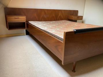 Vintage bed met nachtkastjes