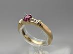 Gouden Vintage ring edelsteen robijn en diamant. 2024/157.