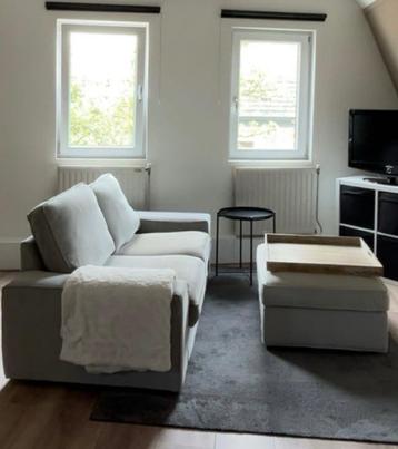 Grijze KIVIK IKEA bank + Poef - afbeelding 1 Grijze KIVIK IKEA bank + Poef - afbeelding 1