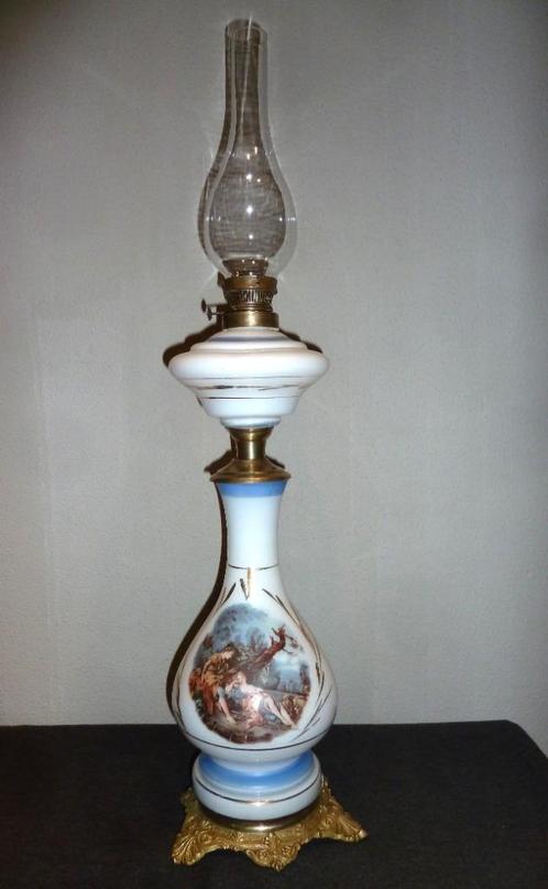 Oude franse olielamp opaline glas met afbeelding, Antiek en Kunst, Antiek | Lampen, Ophalen