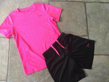 NIEUWSTAAT prachtig gymsetje shirt neon roze + broekje zwart