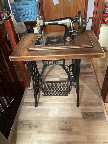 Oude singer naaimachine met tafel