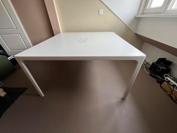 Ikea Bekant bureau 140 x 140 cm - afbeelding 1 Ikea Bekant bureau 140 x 140 cm - afbeelding 1