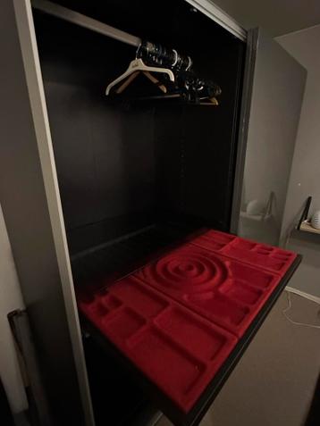 IKEA Pax Kast Bruin/Zwart met grijze hoogglans schuifdeuren - afbeelding 4 IKEA Pax Kast Bruin/Zwart met grijze hoogglans schuifdeuren - afbeelding 4