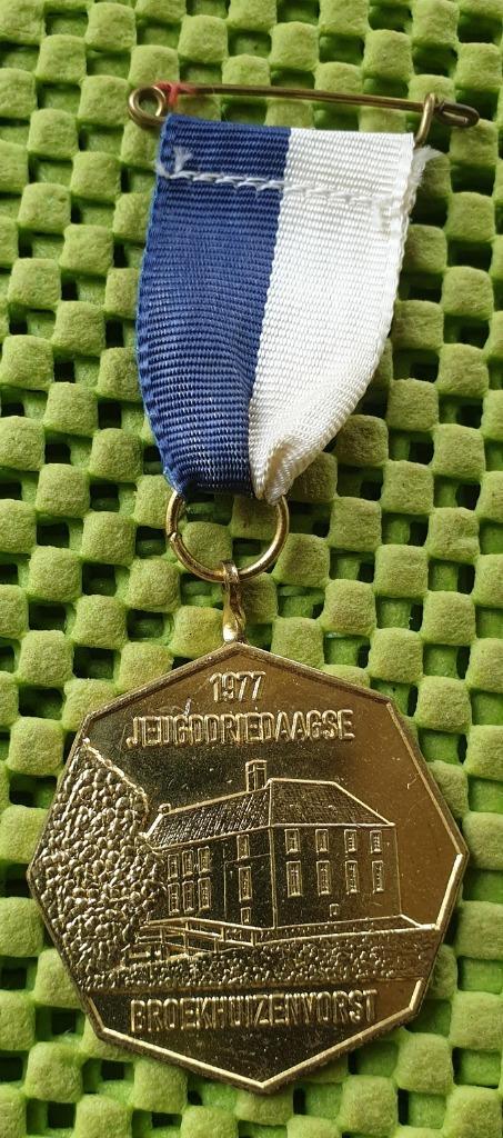 Medaille : Jeugddriedaagse Broekhuizenworst 1977, Postzegels en Munten, Penningen en Medailles, Overige materialen, Nederland